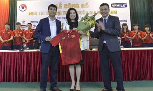 Lễ ký kết hợp đồng tài trợ giữa VFF và Công ty Cổ phần Sữa chuyên nghiệp Việt Nam VPMilk. Ảnh: L.H