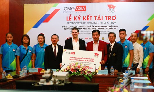 Uỷ ban Olympic Việt Nam và nhà tài trợ Tập đoàn CMG.ASIA đã ký hợp đồng tài trợ trị giá 1 tỉ đồng. Ảnh: Đ.H