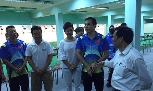 Bộ trưởng Bộ VHTTDL Nguyễn Ngọc Thiện thăm đội tuyển bắn súng. Ảnh: Đ.H