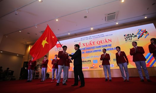 Bộ trưởng VHTTDL Nguyễn Ngọc Thiện trao cờ cho Trưởng đoàn Trần Đức Phấn. Ảnh: N.T