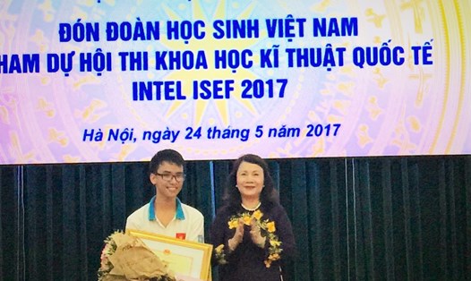 Bà Nguyễn Thị Nghĩa, Thứ trưởng Bộ GD&ĐT tặng hoa và bằng khen cho em Phạm Huy