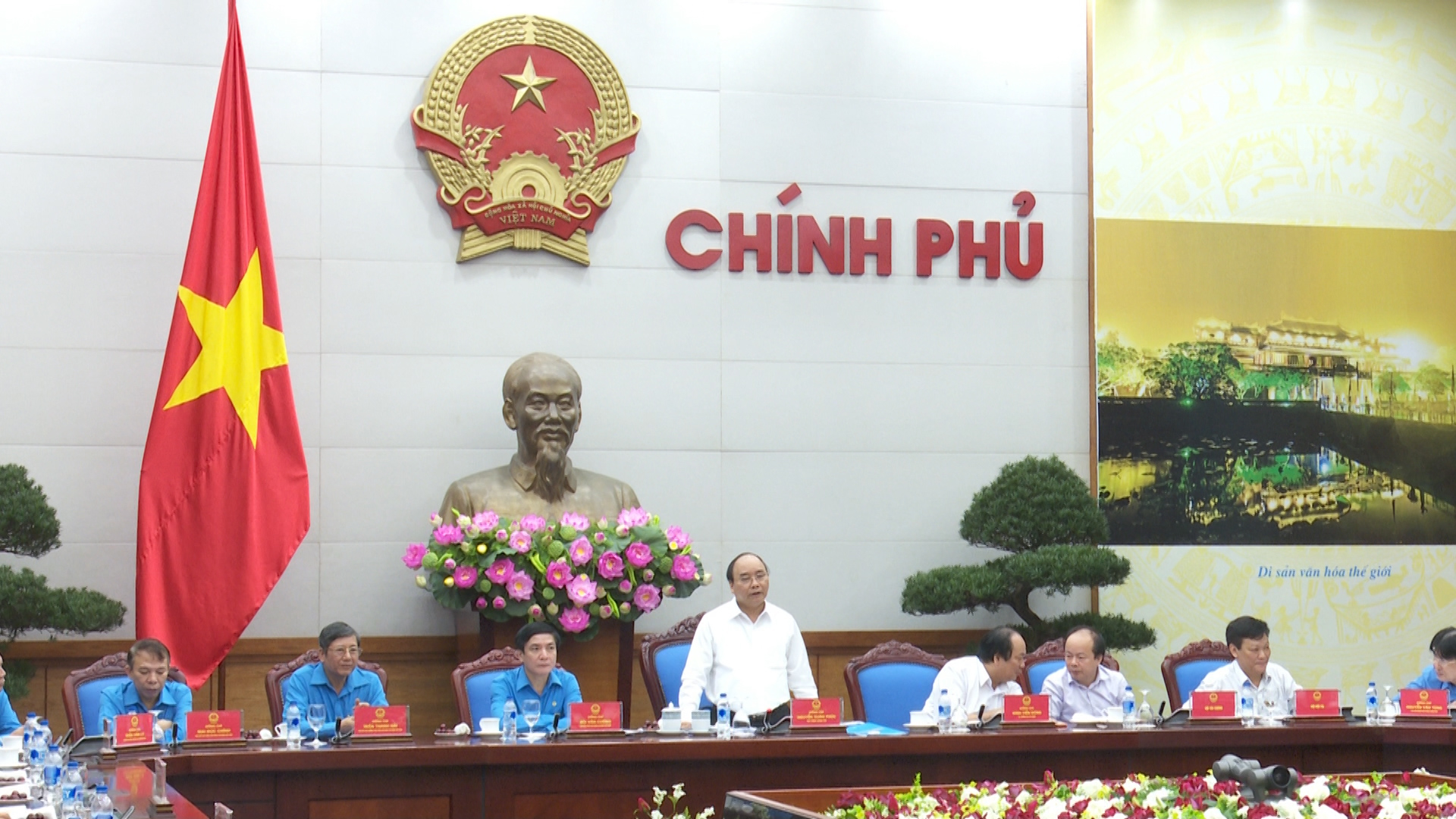 Thủ tướng Nguyễn Xuân Phúc chỉ đạo công tác phối hợp giữa Chính phủ và TLĐ trong việc chăm lo cho người lao động