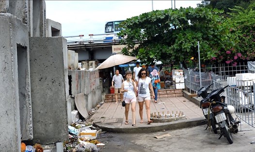   Rác thải bữa bãi dọc lối đi bộ dành cho du khách ở khu vực cầu Xóm Bóng. Ảnh: Châu Tường
