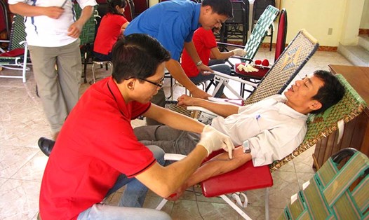Nhiều cá nhân hiến máu tại buổi lễ tôn vinh những người thường xuyên tình nguyện hiến máu.