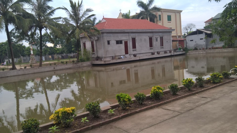 Nguyên nhân của vụ đuối nước được cho là các em đã chui vào móng nhà nơi có những cọc bê tông gây ngạt khí