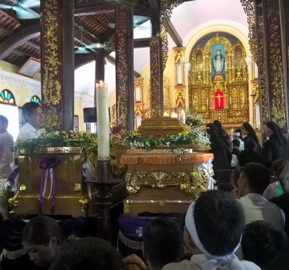 Ông Đặng Văn Ninh (áo trắng) thẫn thờ đứng cạnh linh cữu con trai và cháu nội