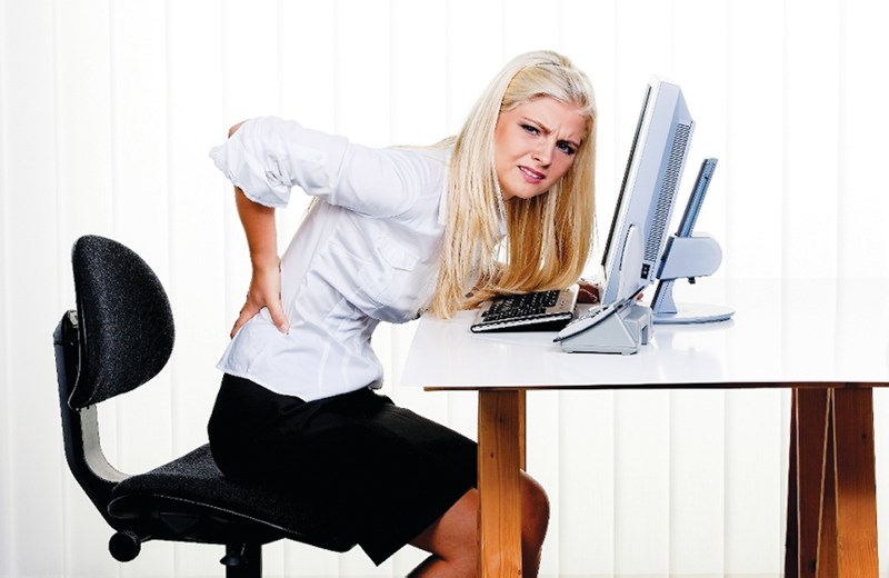 Đau lưng khi ngồi lâu có thể là triệu chứng của bệnh gì?