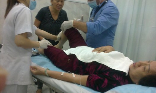 Bác sĩ Ciro Gargiulo trực tiếp tiêm vào đầu gối bệnh nhân Dương Thị Thanh Hương, tại Phòng khám Bác Ái. Ảnh do nhân vật cung cấp 