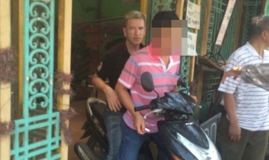 Vadim Scott (ngồi sau xe máy) lúc bị bắt.