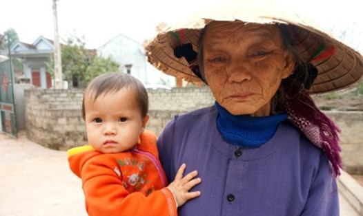 Bà Nguyễn Thị Vinh - mẹ nạn nhân Phạm Công Sơn - nói rằng con dâu bà rồi đây không biết sẽ xoay xở ra sao để nuôi 4 đứa con khôn lớn. Ảnh: Đ.K - Q.Đ