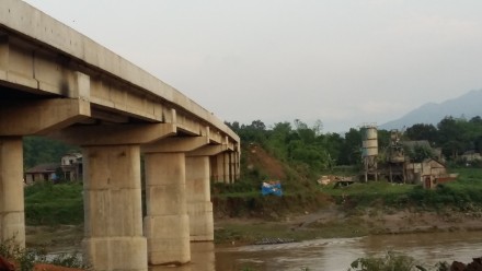 Cầu Gia Phú thuộc dự án cải tạo, nâng cấp quốc lộ 4E đoạn km00+km44+600 (Bắc Ngầm -TP. Lào Cai) phơi nắng mưa vì thiếu vốn hoàn thiện.