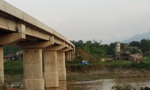 Cầu Gia Phú thuộc dự án cải tạo, nâng cấp quốc lộ 4E đoạn km00+km44+600 (Bắc Ngầm -TP. Lào Cai) phơi nắng mưa vì thiếu vốn hoàn thiện.