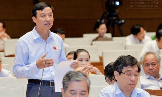 Ông Bùi Văn Xuyền, Ủy viên Thường trực Ủy ban pháp luật của Quốc hội phát biểu tại hội trường Quốc hội (Ảnh: Q.H)