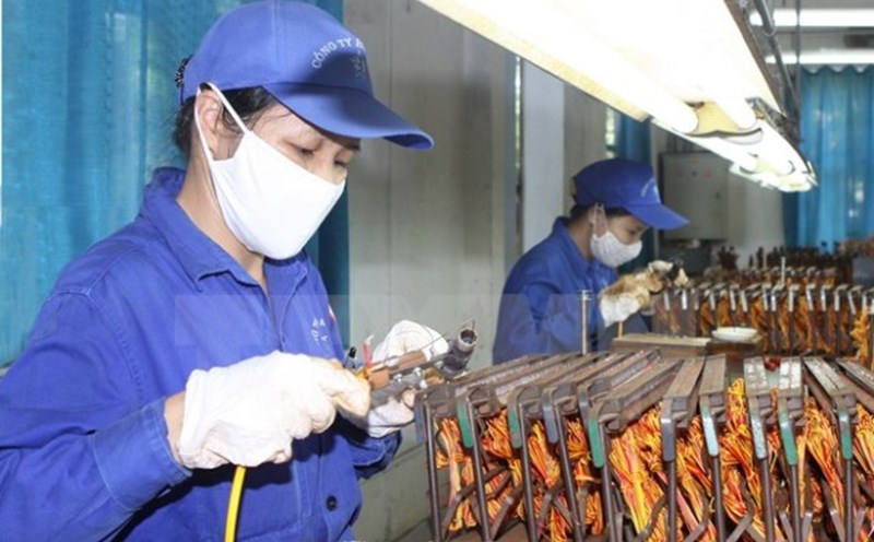 Công nhân quốc phòng làm việc tại Công ty Hóa chất 21 (Bộ Quốc phòng). Ảnh: Thái Bình.