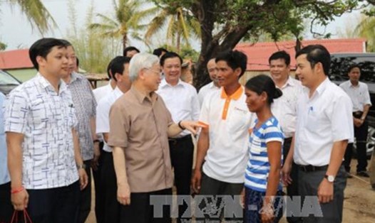 Tổng Bí thư Nguyễn Phú Trọng thăm, tặng quà anh Đinh Liam, hộ gia đình làm kinh tế giỏi ở làng Tung Ke 1, xã Ayun, huyện Chư Sê, tỉnh Gia Lai (Ảnh:TTXVN)