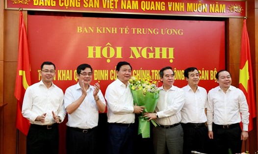 Lãnh đạo Ban kinh tế T.Ư tặng hoa chúc mừng ông Đinh La Thăng (Ảnh: BKTTW)