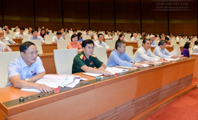 Đại biểu QH bấm nút thông qua dự thảo luật trách nhiệm bồi thường của Nhà nước (sửa đổi) - Ảnh: Q.H