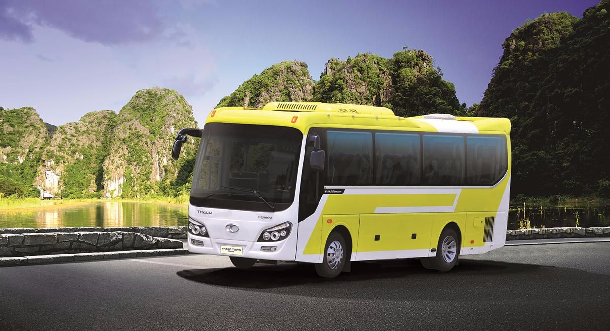 Xe bus Thaco Town TB82S - Một chiếc xe bus đầy đủ tiện nghi, chất lượng cao và sẵn sàng phục vụ cho những chuyến đi của bạn. Với đội ngũ lái xe chuyên nghiệp và trang thiết bị hiện đại, chắc chắn sẽ mang lại sự thoải mái và an toàn cho du khách.