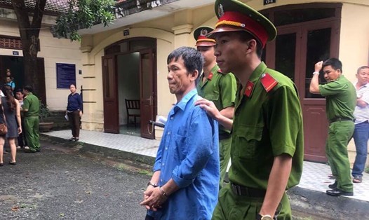 Ông Nguyễn Văn Nam đang bị áp giải tại tòa. Ảnh: P.H