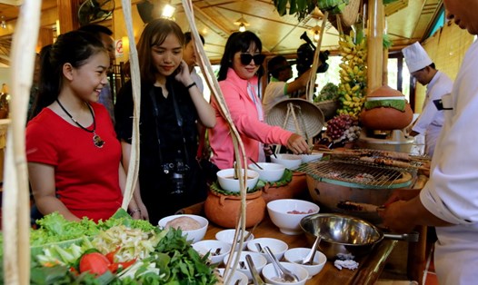 Du khách thích thú với món nem chua, nem nướng Ninh Hòa có truyền thống hàng chục năm nay. Ảnh: T.T