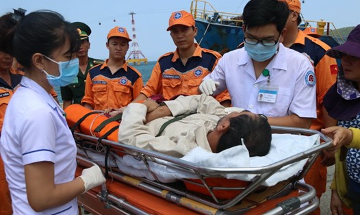 Ngư dân Đỗ Văn Thành bị tai biến được các thủy thủ tàu SAR27-01 đưa vào bờ chuyển đi cấp cứu . Ảnh: B.A
