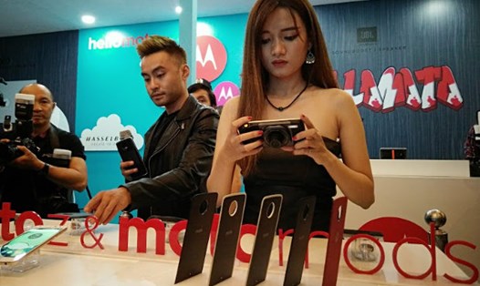 Moto Z lắp thêm phụ kiện Hasselblad True Zoon chụp ảnh tiện ích có thể zoom đến 10x như một chiếc máy ảnh.