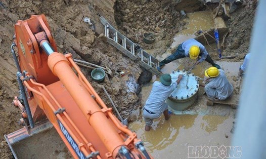 Lần thứ 10, đường ống nước sông Đà bị vỡ. Ảnh: Cao Nguyên