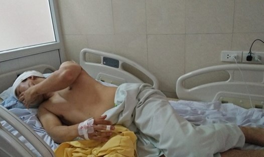 Anh Phạm Văn T đang điều trị tại bệnh viện. Ảnh PV