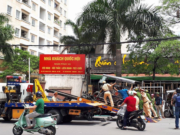 Lực lượng chức năng xử lý xe ba bánh vi phạm không được Công an cấp đăng ký. Ảnh HN.