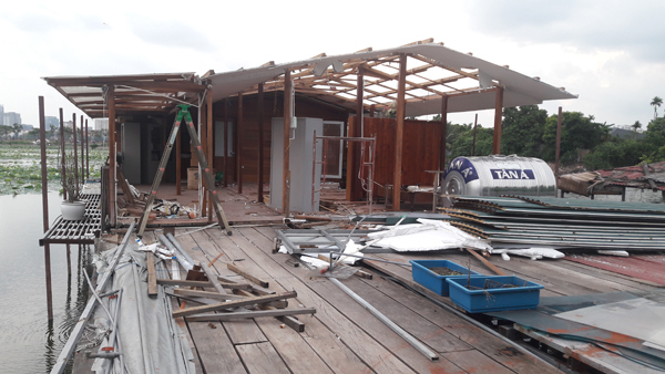 Công trình vi phạm đang được chủ nhà tự tháo dỡ. Ảnh Quốc Sang