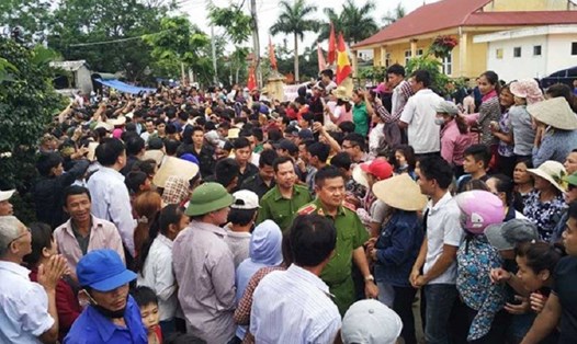Ngày 22.4, sau hai giờ đối thoại và cam kết của Chủ tịch UBND TP Hà Nội Nguyễn Đức Chung, người dân đã thả các chiến sĩ. Ảnh PV