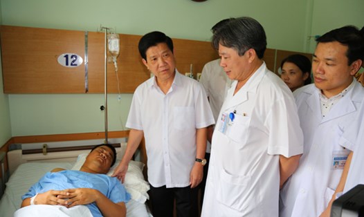 Thứ trưởng Bộ Công an Nguyễn Văn Sơn (đứng bên phải) thăm thượng úy Nguyễn Anh Đức đang điều trị tại bệnh viện. Ảnh CTV.