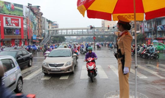 Chiến sĩ cảnh sát phân luồng giao thông đảm bảo trật tự ATGT. Ảnh PV
