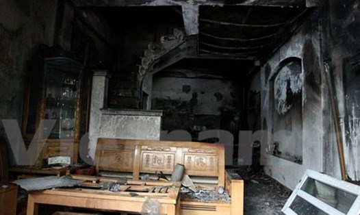 Ngôi nhà bên trong bị cháy đen, 4 người trong gia đình đã tử vong do ngạt khói. Ảnh Minh Sơn/Vietnam+