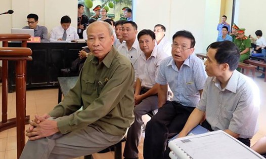 Bị cáo Nguyễn Tiến Triển (mặc áo ghi) tại tòa. Ảnh XL