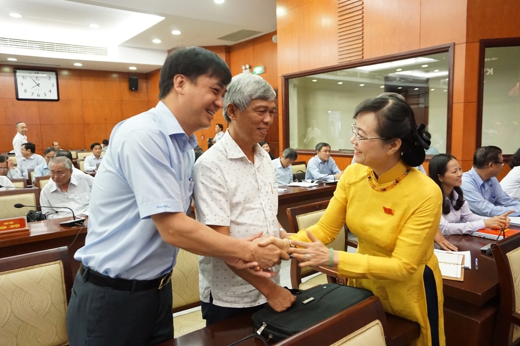 Bà Nguyễn Thị Quyết Tâm - Chủ tịch HĐND TPHCM - bắt tay các đại biểu. Ảnh: M.Q