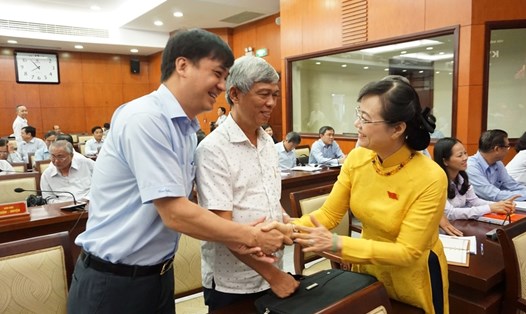 Bà Nguyễn Thị Quyết Tâm - Chủ tịch HĐND TPHCM - bắt tay các đại biểu. Ảnh: M.Q