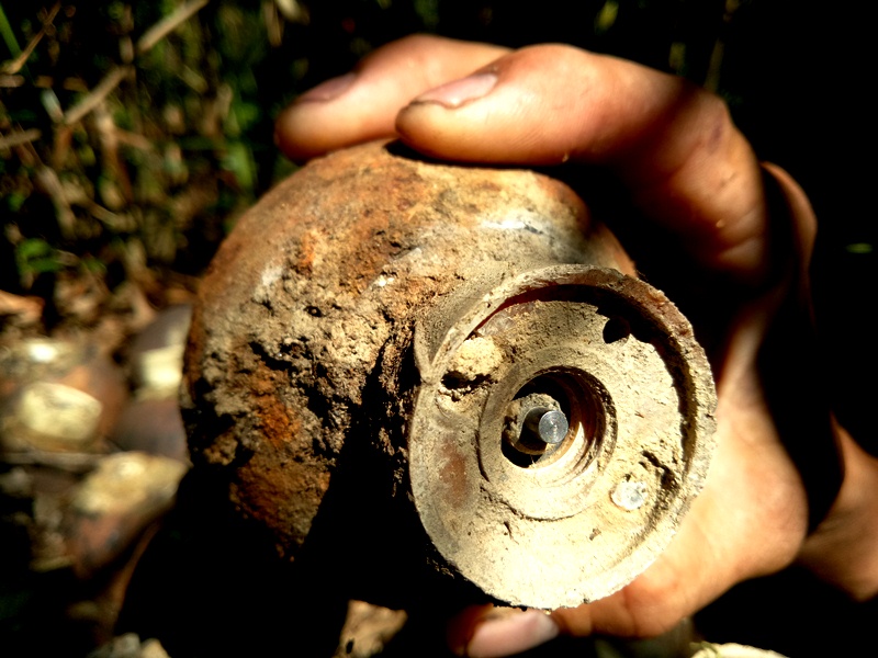 Hàng trăm quả bom bi còn nguyên kíp nổ.