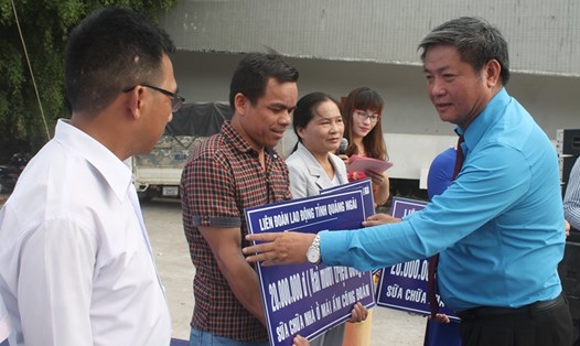 Ông Trần Văn Thanh - Chủ tịch LĐLĐ tỉnh trao hỗ trợ xây dựng nhà "Mái ấm Công đoàn" cho công nhân. Ảnh: T.H
