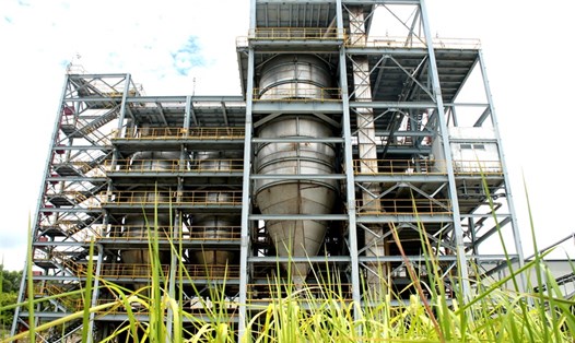 Sau hơn 2 năm ngừng hoạt động, Nhà máy Nhiên liệu sinh học Ethanol Dung Quất bị cỏ lau vây quanh. T.H