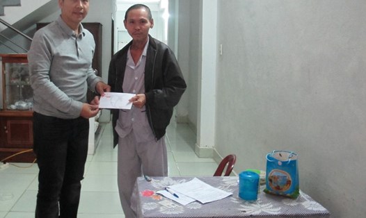 Đại diện Quỹ Tấm lòng vàng Lao Động trao tiền cho ông Dương Văn Dũng