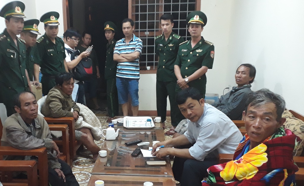 Thuyền viên tàu QNa 90191 được đưa vào bờ an toàn. Ảnh: H.L