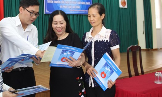 LĐLĐ tỉnh Đắk Lắk phối hợp với BHXH tỉnh tổ chức tuyên truyền pháp luật về BHXH, BHYT. Ảnh: H.L