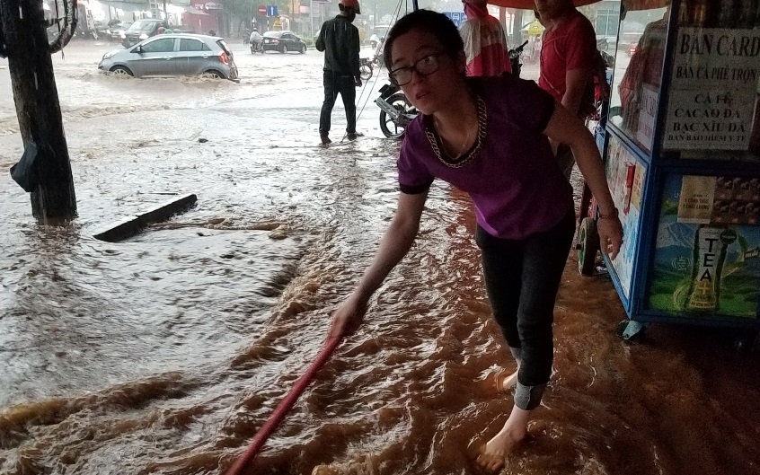 Trận mưa giống khiến nhiều tuyến đường trong TP. Buôn Ma Thuột ngập nặng.