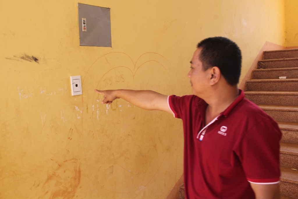 Nhiều hạng mục đã xuống cấp dù vừa xây dựng cuối năm 2016. Ảnh: H.L