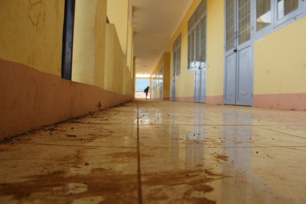 Trường THCS tại buôn Ea Lang xuống cấp sau thời gian ngắn. Ảnh: P.V 