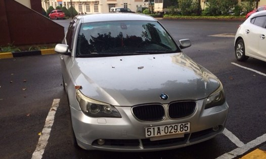 Xe BMW nghi nhập lậu, sử dụng BKS giả đã bị tạm giữ để phục vụ điều tra. Ảnh: P.V