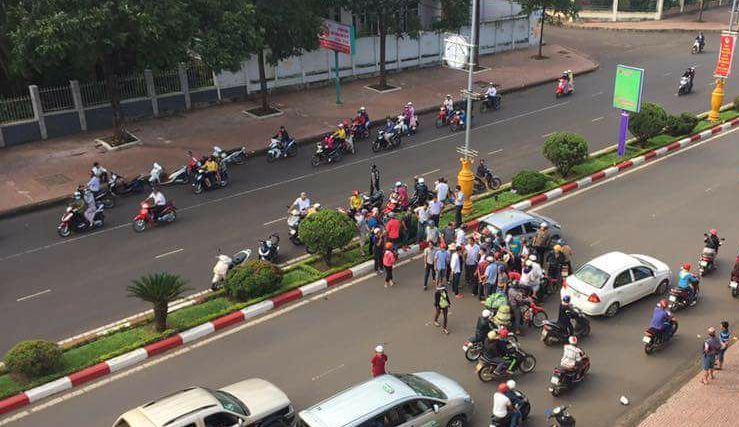 Sau khi xảy ra va chạm, tài xế taxi nhấn ga tông gãy tay người điều khiển xe máy. Ảnh: P.V