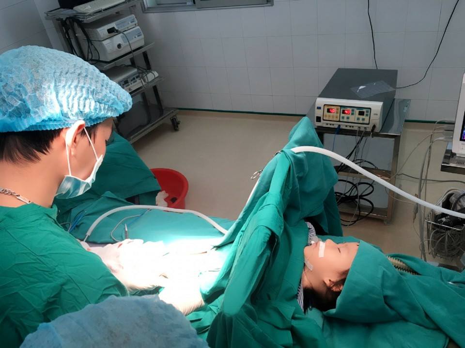 Các bác sĩ thực hiện phẫu thuật cho bệnh nhi Âu Thị Nghiêm (Ảnh do BS cung cấp).