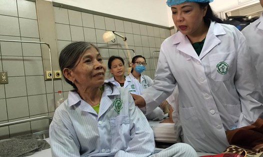 Bộ trưởng Bộ Y tế Nguyễn Thị Kim Tiến thăm hỏi bệnh nhân chạy thận đang điều trị tại Bệnh viện Bạch Mai trưa 30.5.